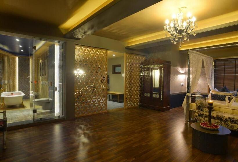 Люкс, Heritage Khirasara Palace