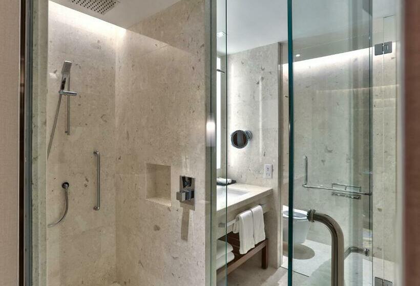 스탠다드 룸 킹사이즈 침대, Hilton Kota Kinabalu