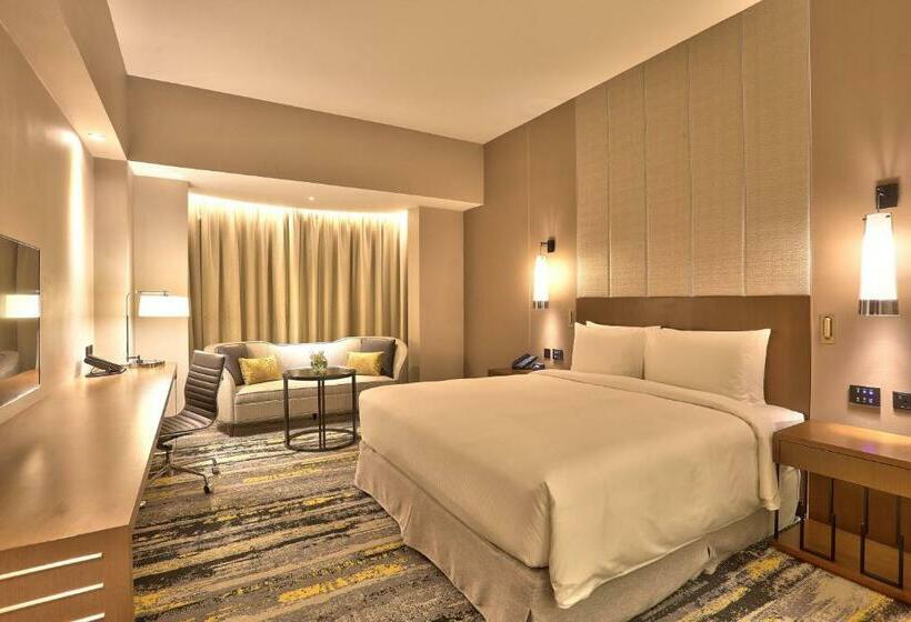 스탠다드 룸 킹사이즈 침대, Hilton Kota Kinabalu