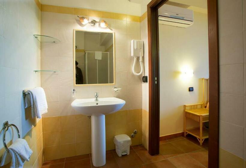اتاق اساندارد با چشم‌انداز جانبی به دریا, A Nuciara Park Hotel & Wellness Center
