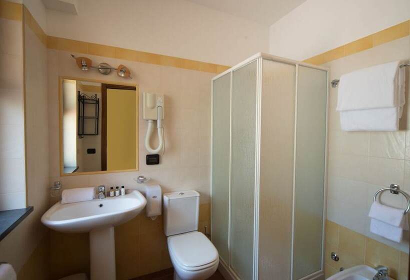 اتاق استاندارد چهارنفره با چشم‌انداز جانبی دریا, A Nuciara Park Hotel & Wellness Center