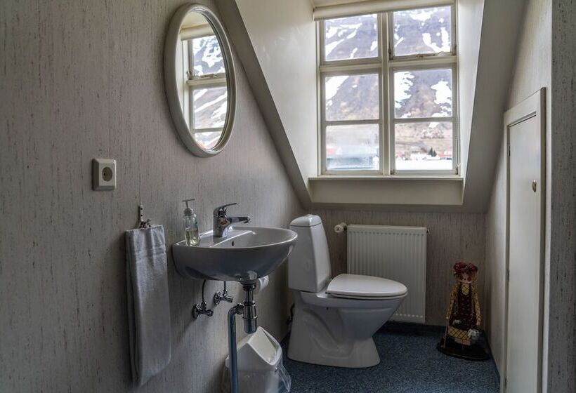 اتاق استاندارد سه تخته با سرویس بهداشتی مشترک, Guesthouse Isafjordur  Gamla