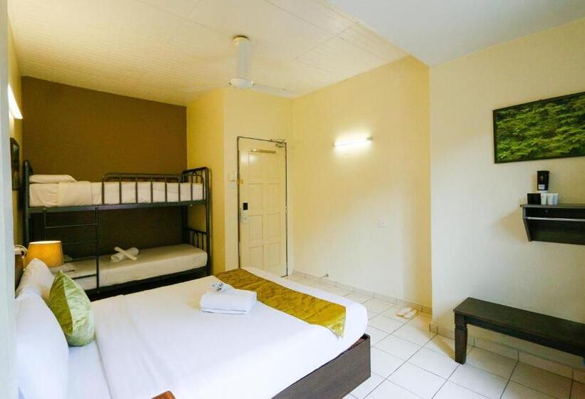 اتاق چهار تخته با دستشویی مشترک, Golden Lodge