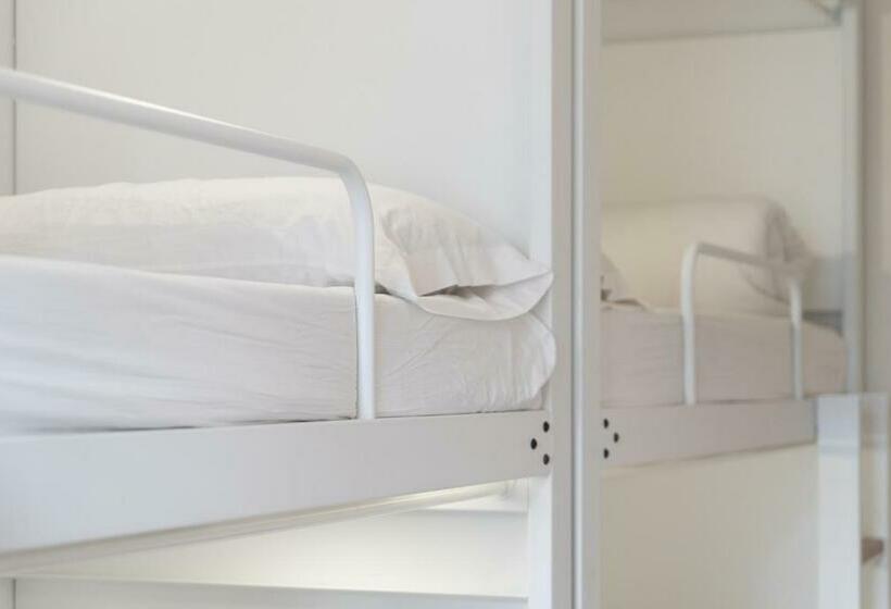 Кровать в Многоместном Номере с Общей Ванной, Pars Teatro Hostel