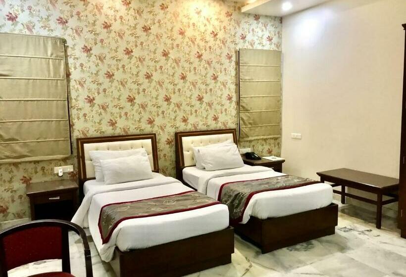 חדר קלאב, Leela Grande