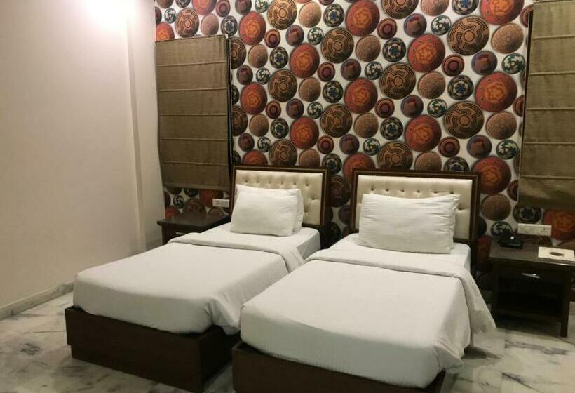 חדר קלאב, Leela Grande