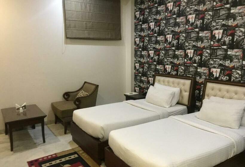 חדר קלאב, Leela Grande