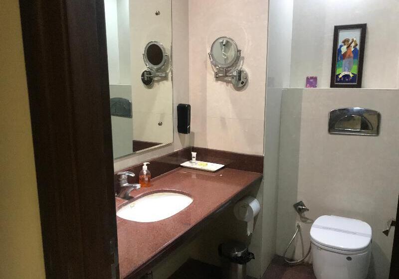 חדר קלאב, Leela Grande