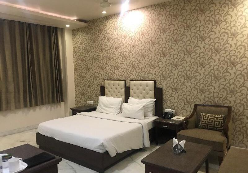 חדר קלאב, Leela Grande