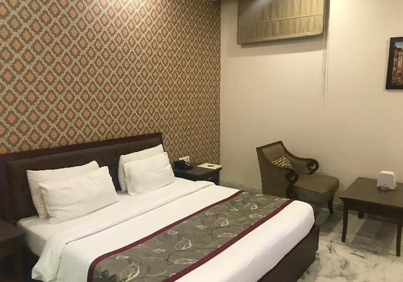 חדר קלאב, Leela Grande