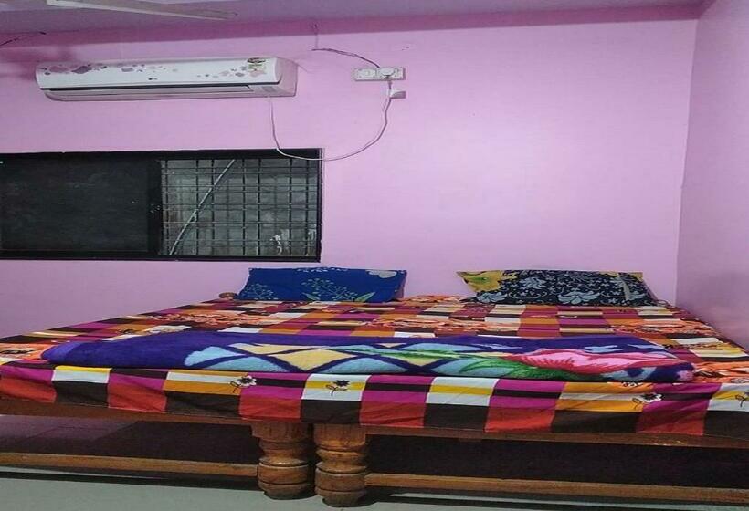 Номер Deluxe, Yashoda Lodge Hingoli