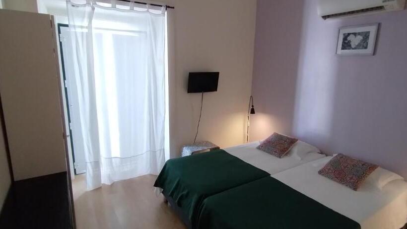 اتاق راحتی, Evora Inn