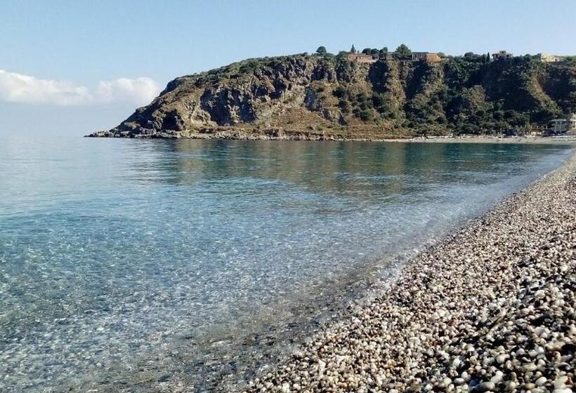 חדר סטנדרט לארבעה נוף לים, Sicily Milazzo Seafront Rooms