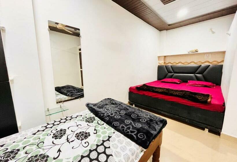 اتاق خانوادگی, Pallav Guest House