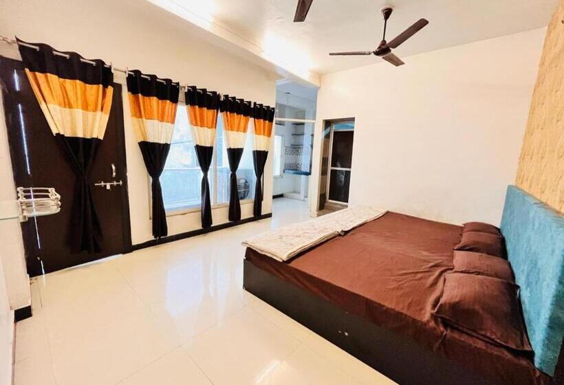 اتاق لوکس با بالکن, Pallav Guest House