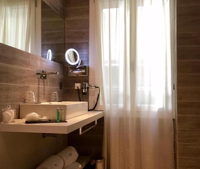 Номер Стандарт, Hôtel Le White   Le 42 Restaurant