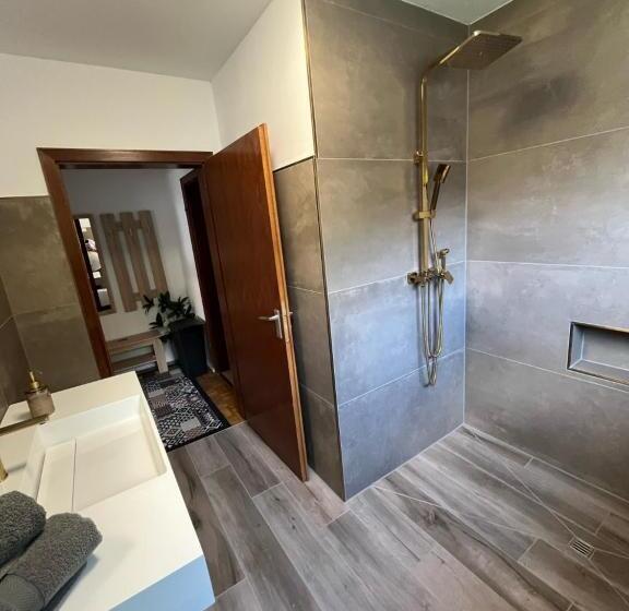 豪华房间, Haus Haller 5