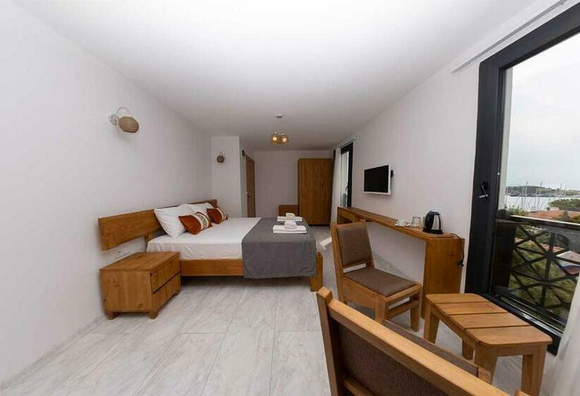 اتاق لوکس با چشم‌انداز دریا, Foça Kybele