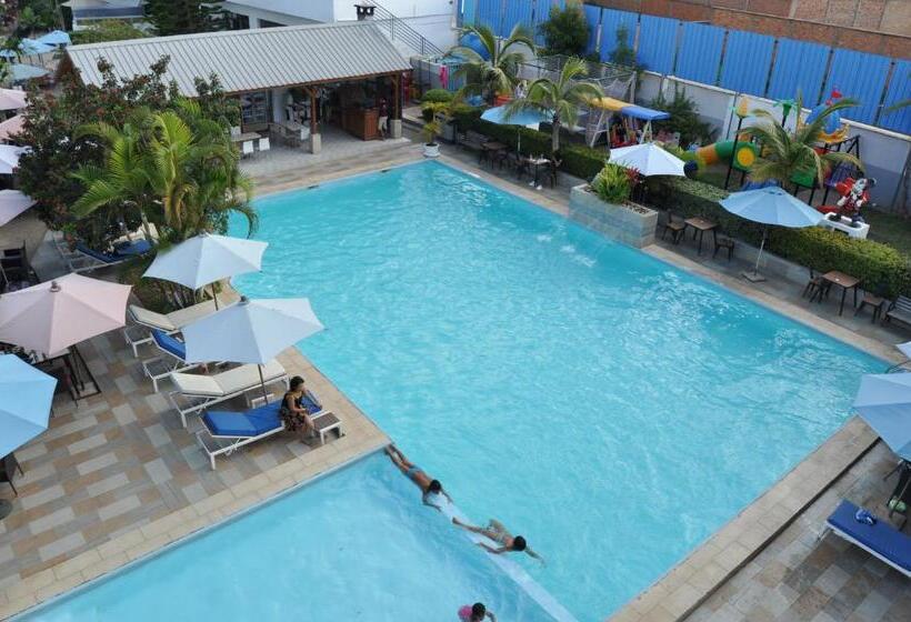 سوییت با چشم‌انداز استخر, Hôtel Sky Blue Mada