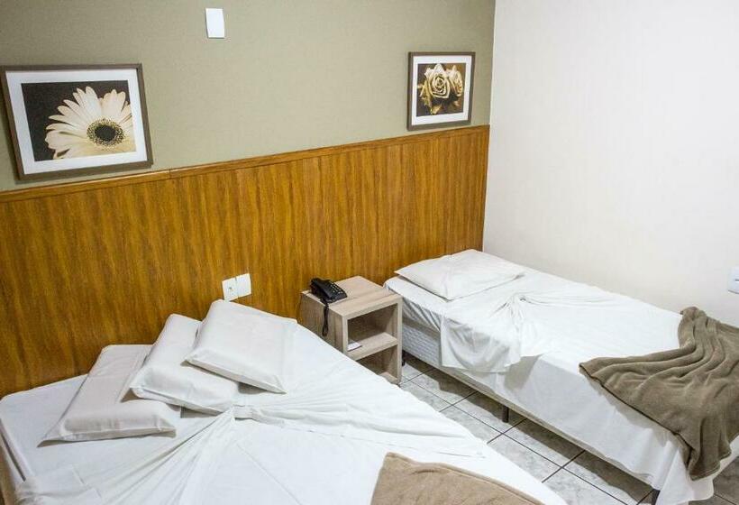 디럭스 트리플 룸, Colonial Hotel Itatiba