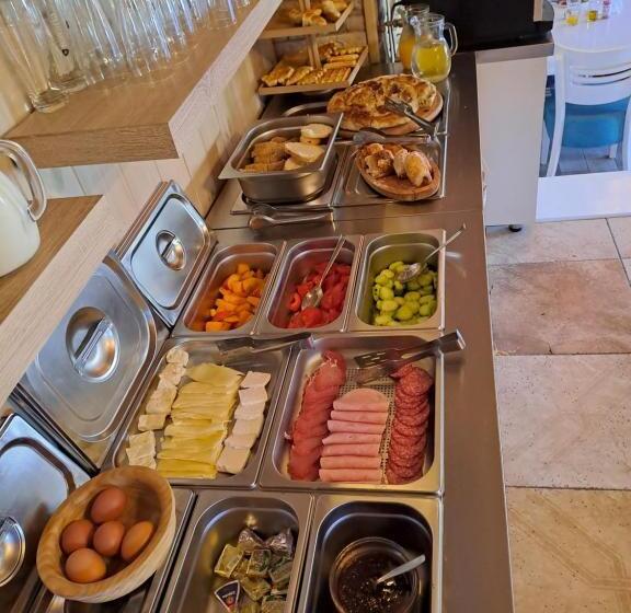 بانگلوی استاندارد, Rooms And Apartmants Mirovic