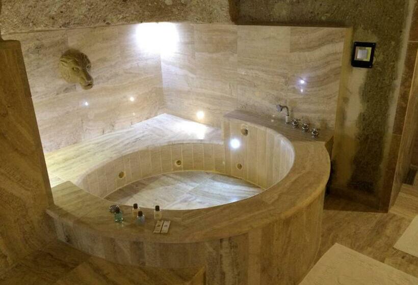 Полулюкс, Oread Cave Suites