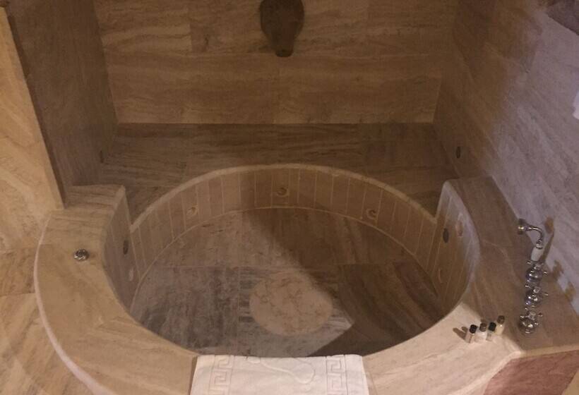 Полулюкс, Oread Cave Suites