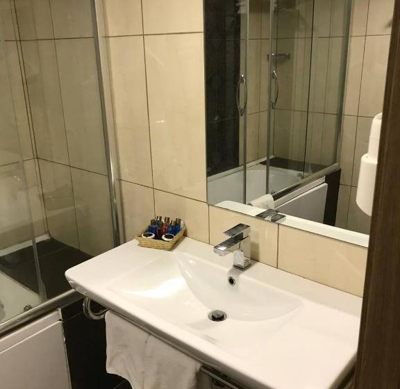 اتاق استاندارد سه نفره, Esila