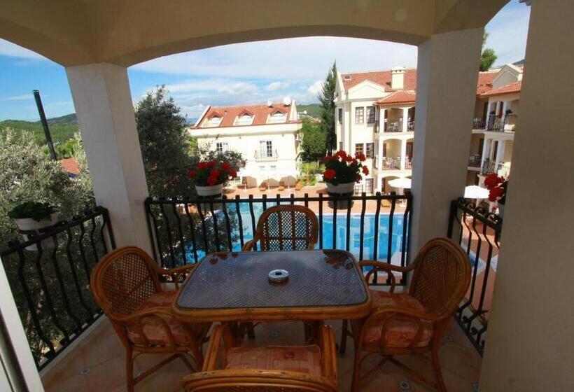 Апартаменты Deluxe 3 Спальни, Sea Breeze Hotel And Apartments