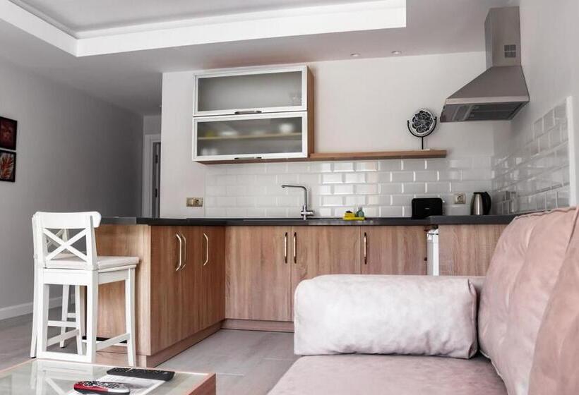 Апартаменты Deluxe 1 Спальня, Sea Breeze Hotel And Apartments