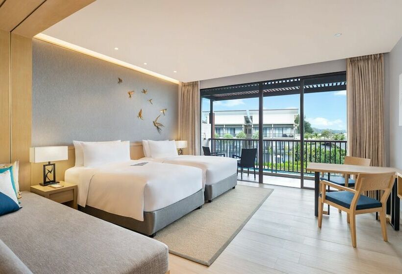 Номер Deluxe Вид на Бассейн, Le Meridien Khao Lak Resort & Spa
