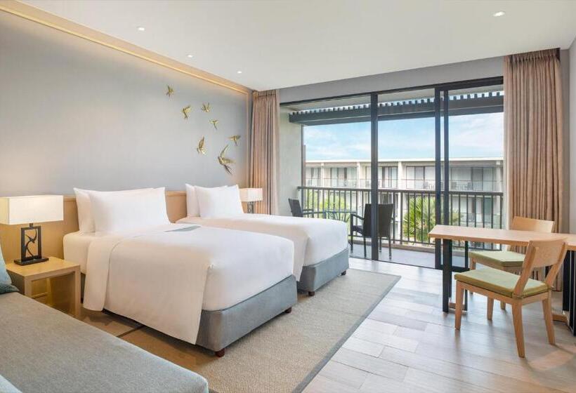 Номер Superior Вид на Бассейн, Le Meridien Khao Lak Resort & Spa