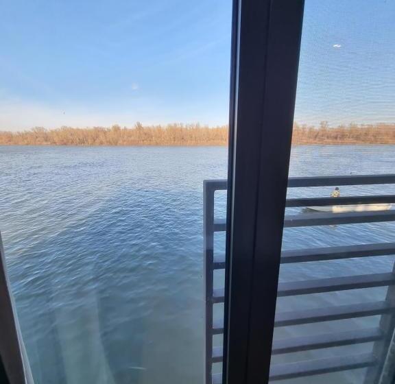 اتاق استاندارد با چشم‌انداز, B&b Botel Charlie