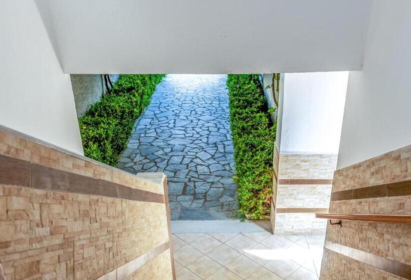 컴포트 트리플 룸, Chandris Apartments
