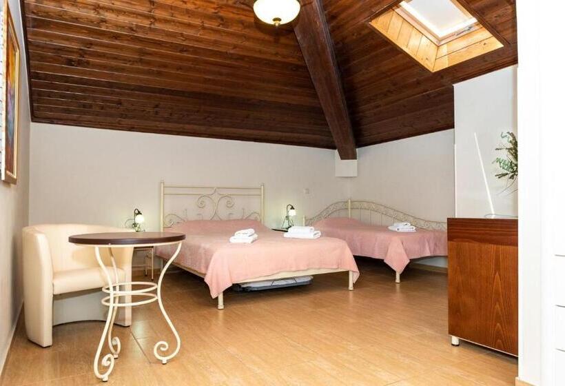 Economy Triple Room, Sourediko