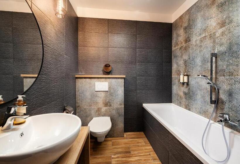 Четырехместный Номер Deluxe, Wine & Wellness Hotel Besední Dům
