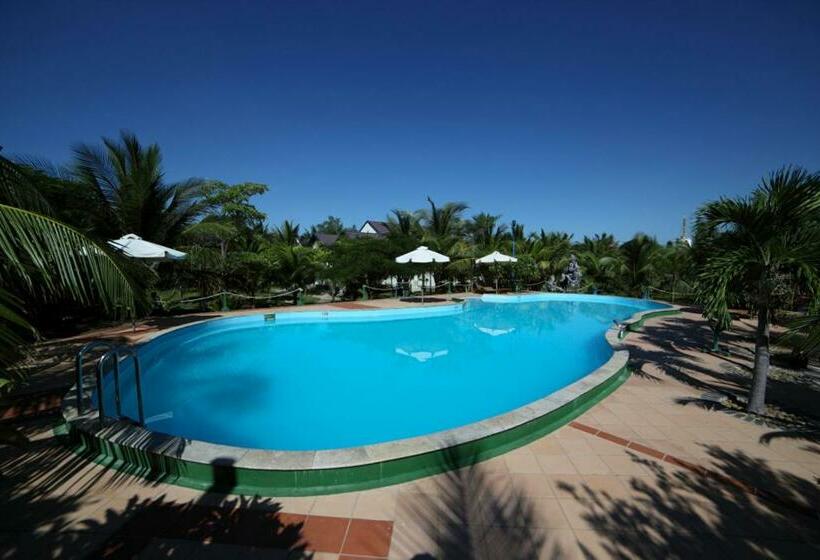 اتاق خانوادگی با چشم‌انداز باغ, Gold Rooster Resort
