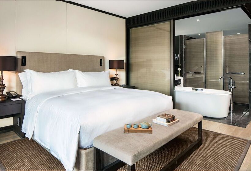 Номер Deluxe, Hilton Ningbo Dongqian Lake