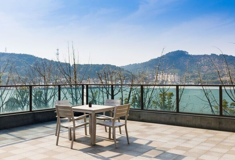 Номер Базовый Двуспальная Кровать, Hilton Ningbo Dongqian Lake