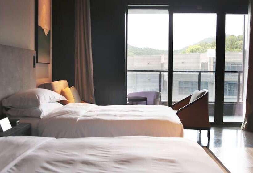 Номер Стандарт Вид на Озеро, Hilton Ningbo Dongqian Lake