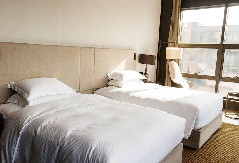 Номер Deluxe, Hilton Ningbo Dongqian Lake