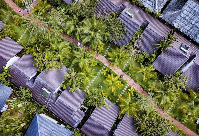 اتاق سه نفره سوپریور با چشم‌انداز باغ, La Casa Resort