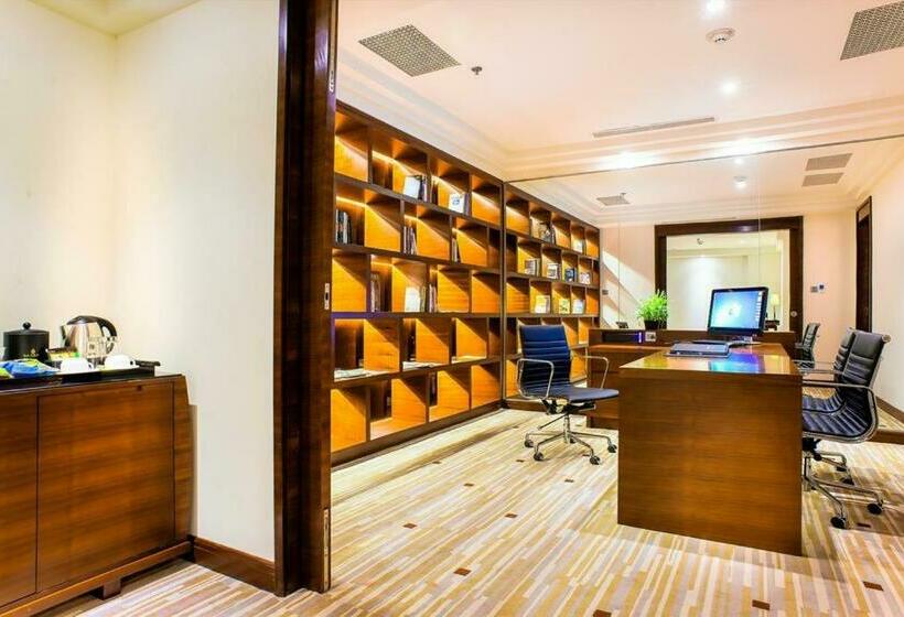 سوییت با چشم‌انداز دریا, Royal Halong