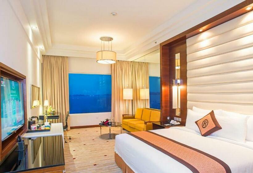 اتاق لوکس با چشم‌انداز دریا, Royal Halong