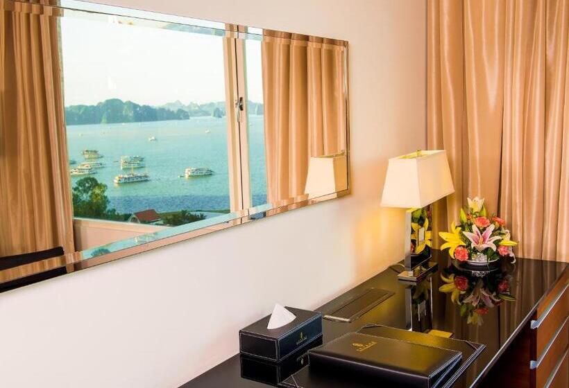اتاق لوکس با چشم‌انداز دریا, Royal Halong