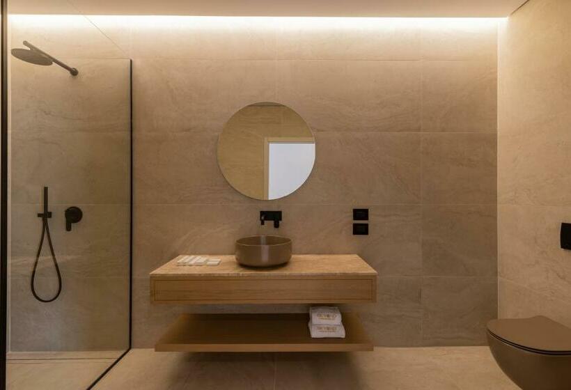 اتاق لوکس با بالکن و چشمانداز دریا, Beyond A Luxury Boutique