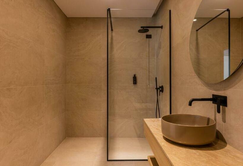 اتاق سه نفره دلوکس با چشمانداز دریا, Beyond A Luxury Boutique