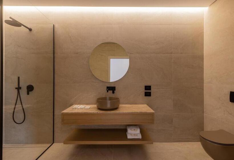 اتاق سه نفره دلوکس با چشمانداز دریا, Beyond A Luxury Boutique