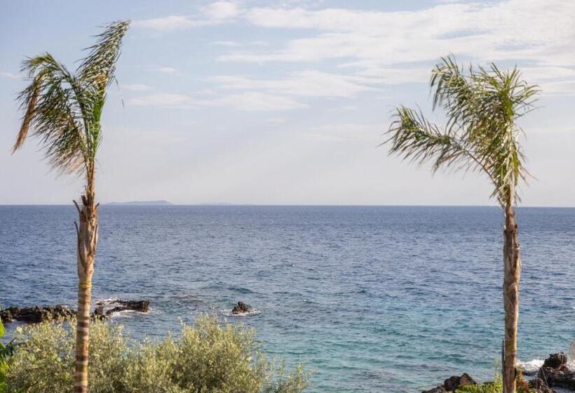 اتاق لوکس با بالکن و چشمانداز دریا, Beyond A Luxury Boutique