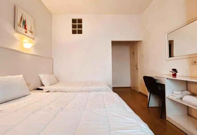 غرفة قياسية ثلاثية مزودة بشرفة, Tirana Central Guesthouse